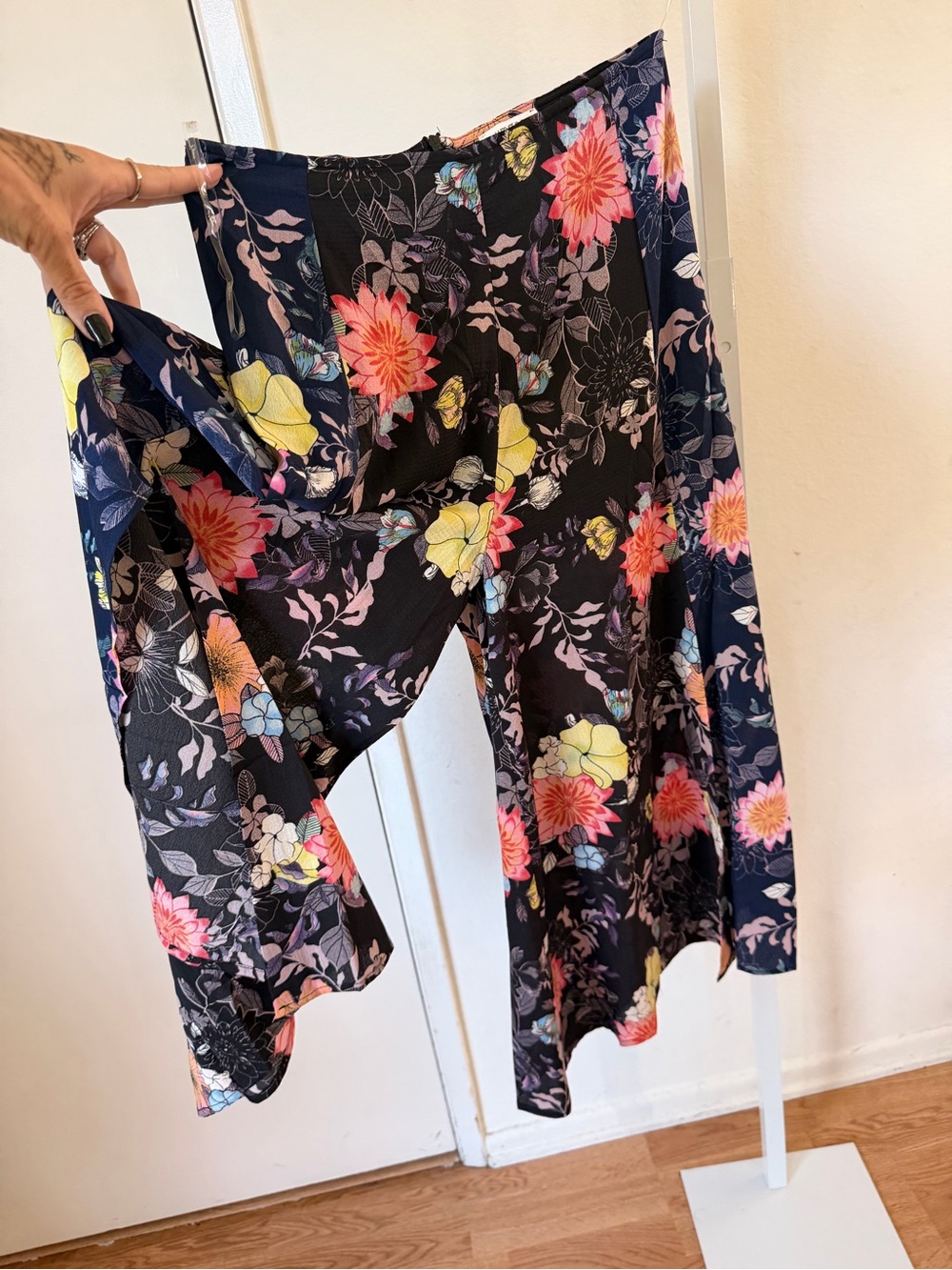 Umgee Black Floral Cropped Wide-Leg Pants